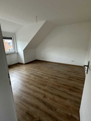 Frisch sanierte 3,5 Zimmer Wohnung mit Stellplatz