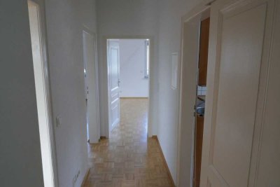 Sanierte 3-Zi.-DG-Wohnung mit gehobener Ausstattung und Skylineblick in Frankfurt am Main