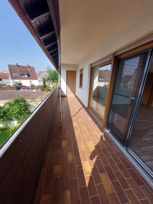 Schöne gepflegte 4-Zimmer-Wohnung mit Einbauküche und Balkon in Aschaffenburg-Obernau