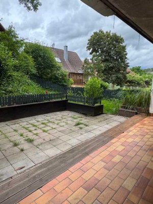 Großzügige Erdgeschosswohnung mit toller Terrasse und großer Garage zu vermieten