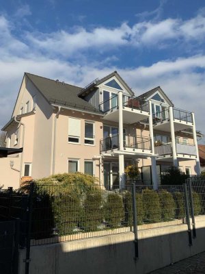Tolle,  neuwertige 2-Zimmer-DG-Wohnung mit Balkon, Einbauküche, Tiefgarage