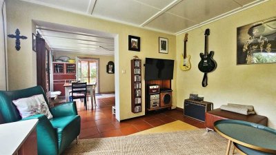 Charmantes Einfamilienhaus mit großem Garten, Dachterrasse und Garage im mediterranen Landhausstil