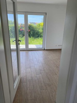 Helle 2-Zi-EG-Whg. in Tittenkofen mit EBK, Keller u. Südterrasse -teilmöbliert- ab 1.8.25 v. Privat