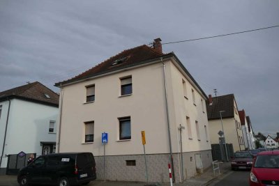 Modernisierte Maisonette-Wohnung mit vier Zimmern sowie Balkon und Einbauküche in Dreieich
