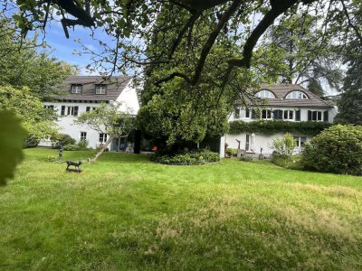 KLASSISCH / STILVOLL / UNVERGLEICHLICH !
Zwei herrschaftliche Altbau-Villen verbunden mit Wohnhalle