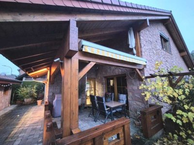 Natürliche Eleganz: Sandstein trifft Holz – Wohnen mit Stil ideal für den 2 Personenhaushalt