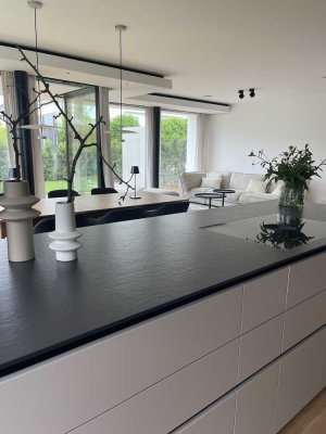 Exklusives Interieur-Design – harmonisch abgestimmte Materialien, Designer-Einbauten und edle Aussta