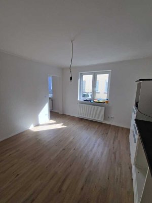 Schöne 2 Zimmer Wohnung mit großer Küche im Erdgeschoss zu vermieten.