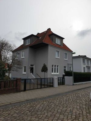 Charmante 3-Zimmer-Altbauwohnung in ruhiger Villenlage mit Terrasse