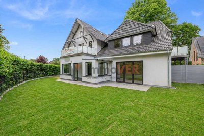 Stilvoll wohnen in historischem Ambiente: Großzügige Wohnung mit Wintergarten, Balkon und Garten