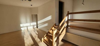Ansprechende und modernisierte 3,5-Raum-Maisonette-Wohnung mit Balkon und EBK in Weyhausen