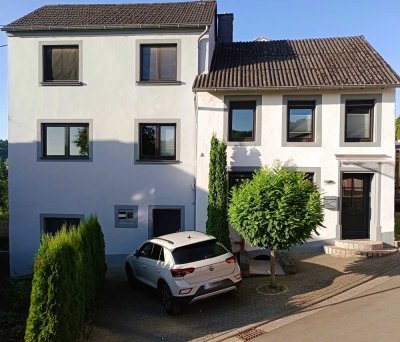 Freistehendes Einfamilienhaus mit gepflegtem Garten (6 km bis Lux)