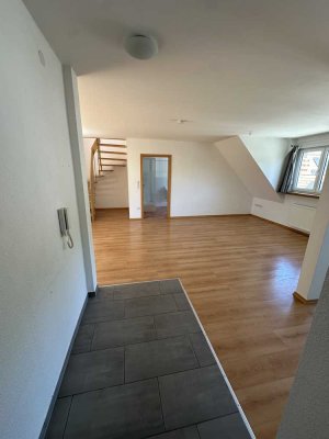 Stilvolle 3 Zimmer Maisonette Wohnung mit Stellplatz – in Estenfeld