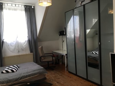 Großes Zimmer in schöner Altbauwohnung