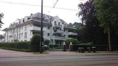 Sehr großzügig geschnittene drei Zimmer DG-Maisonette-Wohnung vis-à-vis Fockes Park