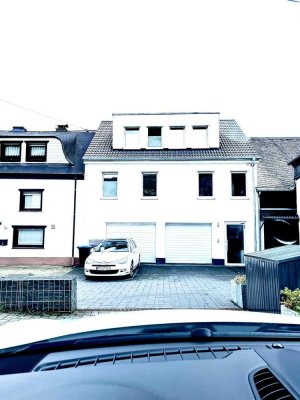 Charmantes Einfamilienhaus mit kleinem Garten und zwei Garagen in Fell