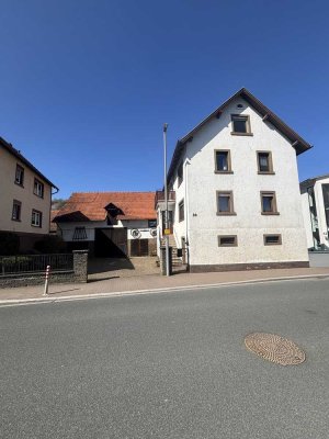 *Prov. frei* 1-2 Fam. Haus mit Baugrundstück und großer Scheune