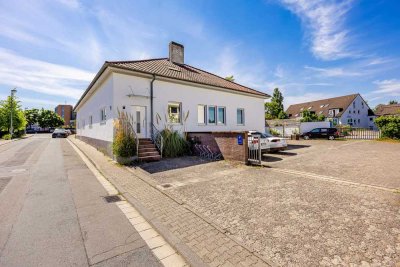 *Exklusives Familienanwesen mit zwei Wohneinheiten, Garten & vielseitig nutzbarer Gewerbefläche*