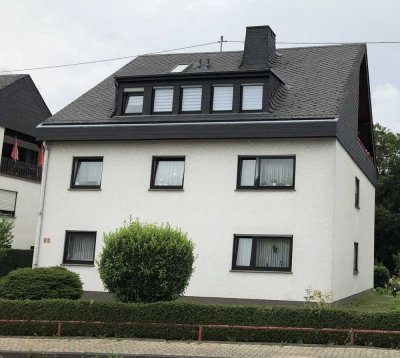 Schöne und gepflegte 3-Raum-DG-Wohnung mit Balkon und EBK in Koblenz