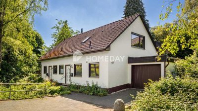 Gepflegtes Zweifamilienhaus mit Westterrassen, Garage und zusätzlichem Wiesengrundstück gegenüber