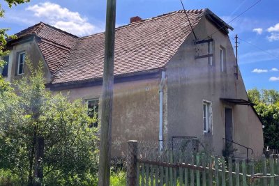 Doppelhaushälfte mit Nebengebäude und Grundstück