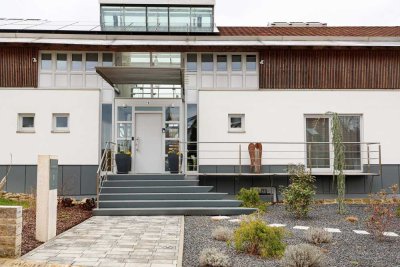 Das Haus der Träume... mit einem großen und kleinen Wintergarten. Teich. Bachlauf. Einliegerwohnung