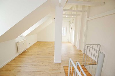 Traumhafte Maisonette-Wohnung mit Tischler-EBK, großem Balkon, Gäste-Bad