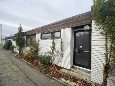 +++ Detmerode: Sanierungsbedürftiger Bungalow (RMH) mit Garten und Garage +++