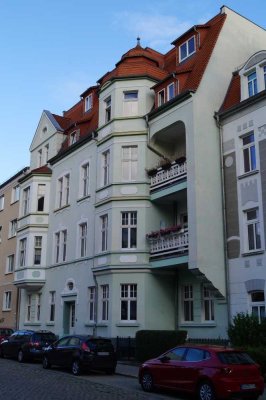Großzügige Altbau-Wohnung mit Balkon