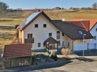 Modernes Wohnen in idyllischer Lage – Großzügiges Familienhaus mit direktem Naturzugang