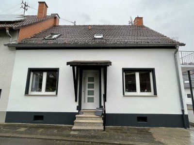 Preiswertes 4-Zimmer-Haus mit Balkon und Einbauküche in Queidersbach