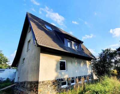 Renovierungsprojekt mit Potenzial – einzigartiges Hanggrundstück mit Baugenehmigung