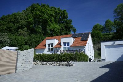 Charmante Doppelhaushälfte mit Garten in Biberbach - Entspanntes Wohnen trifft Energieeffizienzz