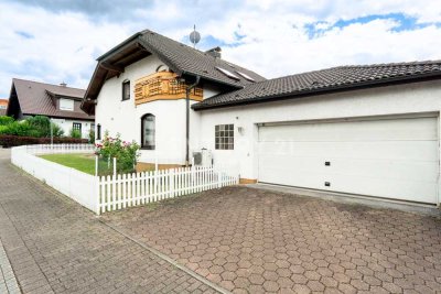 Freistehendes Familienhaus mit Garten, Doppelgarage und Einliegerwohnung!