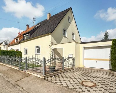 Gepflegtes Zweifamilienhaus mit 2 Garagen und großem Garten