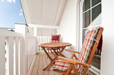 Elegante Dachgeschoss-Wohnung mit Westbalkon & Stellplatz - strandnah im Ostseebad Nienhagen