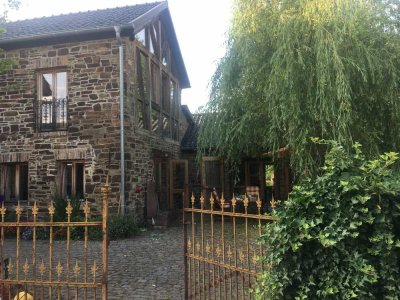 Haupthaus eines Bruchsteinanwesens in Höhenlage der Ahreifel