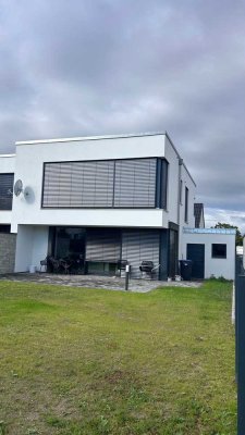 Doppelhaushälfte mit exkl. Ausstattung, mod. Bädern, Terrasse und PV-Anlage