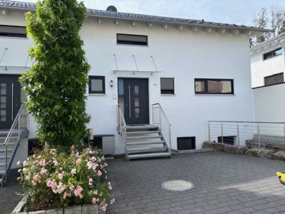 Günstige, neuwertige 5-Zimmer-Doppelhaushälfte mit geh. Innenausstattung und EBK