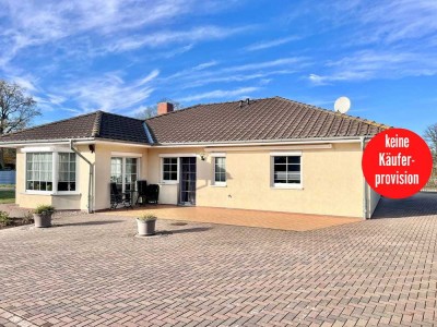 HORN IMMOBILIEN ++ RESERVIERT! 60 km zur Ostsee Einfamilienhaus im Bungalowstil, Kamin und Garagen