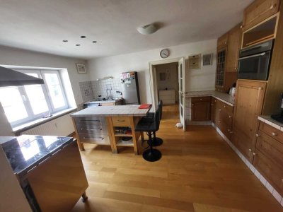 Großzügige 114 m²-Wohnung im 1. OG mit zwei Schlafzimmern. Optionale Garage