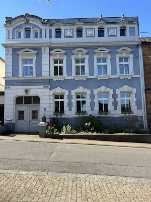 Liebhaberobjekt - einseitig angebautes historisches Vierfamilienhaus in Illingen zu verkaufen
