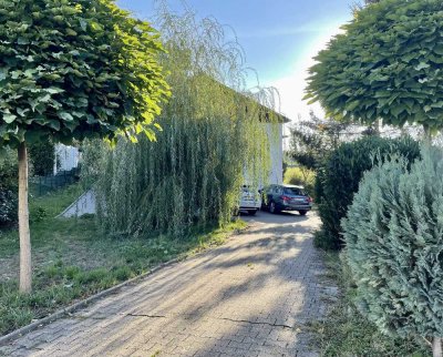 Haushälfte im Grünen mit Garten, Terrasse und Balkon
