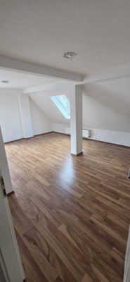 Erstbezug nach Sanierung mit Balkon: Stilvolle 2-Raum-Dachgeschosswohnung mit geh. Innenausstattung