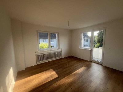 Frisch renovierte 2,5-Zimmer-Wohnung mit Balkon in Duisburg-Röttgersbach