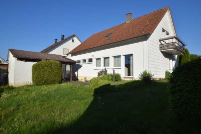 Reserviert: Ordentliches, geräumiges Einfamilienhaus, renovierungsbedürftig