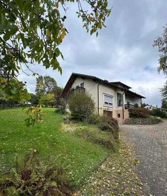 Einfamilienhaus mit Einliegerwohnung auf großzügigem Grundstück in Waldmünchen
