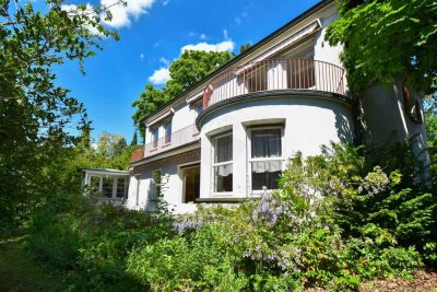 Zeitlose Villa mit Charakter 
auf großem Grundstück im Hardtwald
