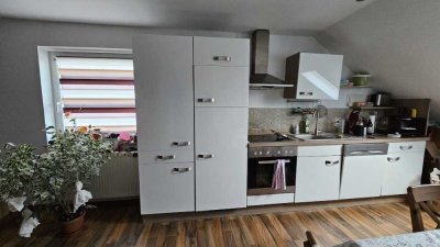 Helle 3-Zimmer-Dachgeschosswohnung mit Einbauküche, Stellplatz & Garten