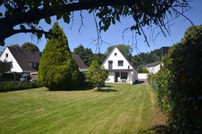 Vielseitiges Zweifamilienhaus mit drei Wohneinheiten und weitläufigem Garten